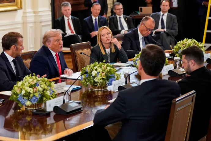 Donald Trump amerikai elnök Volodimir Zelenszkij ukrán elnökkel, Friedrich Merz német kancellárral, Emmanuel Macron francia elnökkel, Giorgia Meloni olasz miniszterelnökkel és Mark Rutte NATO-főtitkárral a tárgyaláson 2025. augusztus 18-án – Fotó Alexander Drago / Reuters