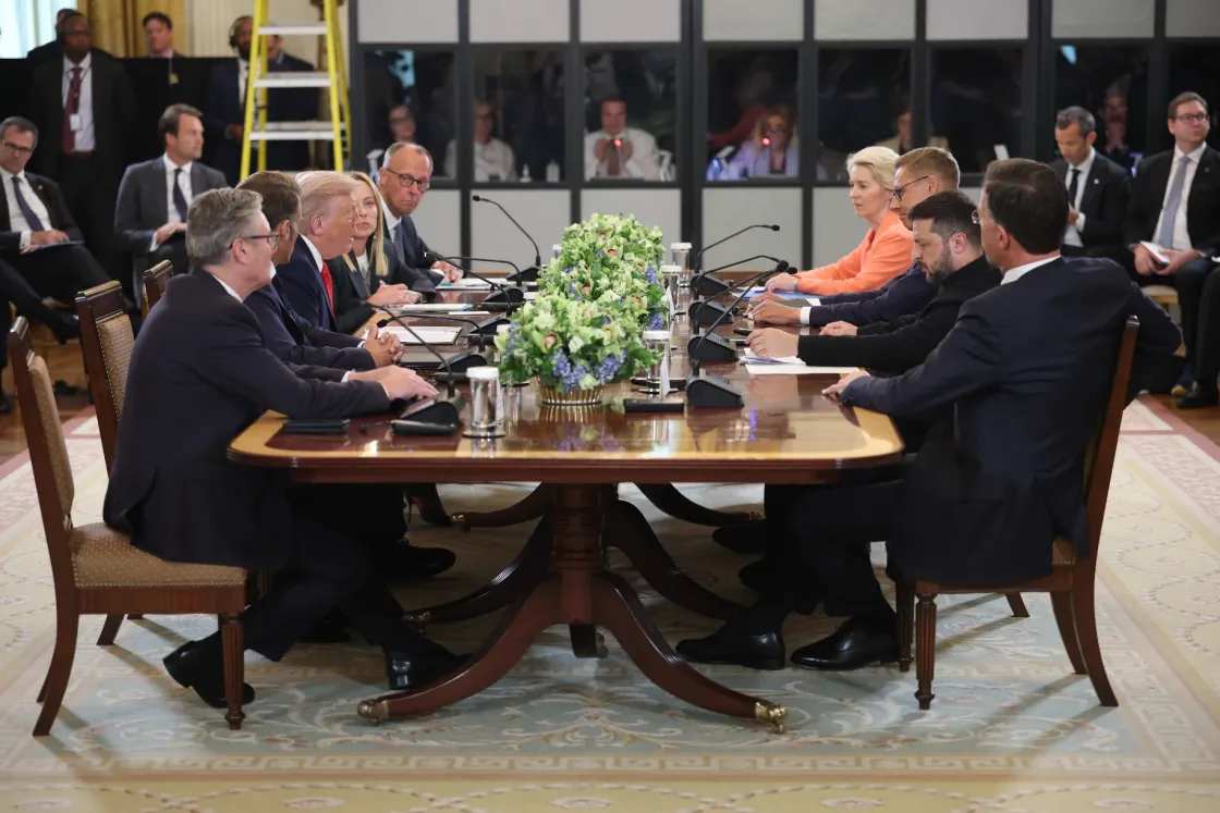 Öltönnyel és köszönetnyilvánítással vágódott be Zelenszkij Trumpnál, aki biztonsági garanciákról tárgyalt az európai vezetőkkel