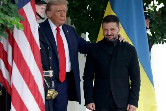 Öltönnyel és köszönetnyilvánítással vágódott be Zelenszkij Trumpnál, aki biztonsági garanciákról tárgyalt az európai vezetőkkel