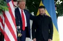 Öltönnyel és köszönetnyilvánítással vágódott be Zelenszkij Trumpnál, aki biztonsági garanciákról tárgyalt az európai vezetőkkel