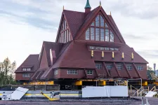 Logisztikai bravúr Svédországban: öt kilométerrel odébb költöztetnek egy 672 tonnás fatemplomot