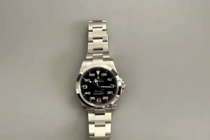 Hamis Rolex órát árult a neten egy Pakson dolgozó orosz férfi, a vevőnek csak egy üres dobozt küldött el