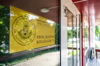 Az igazgató szerint zsúfolt lesz, de lakhatónak tűnik a kollégium, ahova tanévkezdés előtt beköltöztetnek plusz száz diákot