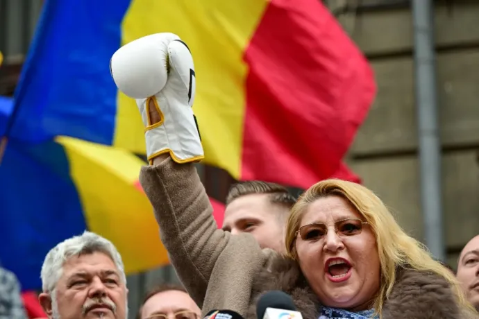 Orbán Viktornak is üzent Diana Șoșoacă az SOS Románia nacionalista nyári táborában: Erdély Románia, és az is marad