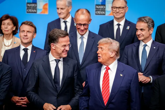 Emmanuel Macron francia elnök, Mark Rutte, a NATO főtitkára, Friedrich Merz német kancellár, Donald Trump amerikai elnök és Kiriákosz Micotákisz görög miniszterelnök állnak a közös fotóhoz a NATO-csúcstalálkozón 2025. június 25-én, Hágában – Fotó: Kay Nietfeld / DPA / AFP