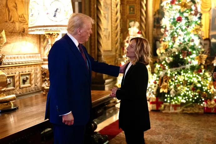 Giorgia Meloni olasz miniszterelnök és Donald Trump amerikai elnök a Mar-a-Lago Clubban, Palm Beachen, Floridában, 2025. január 4-én – Fotó: Filippo Attili / Palazzo Chigi sajtóiroda / AFP