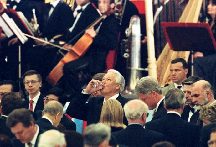 Borisz Jelcin orosz elnök vodkát iszik a győzelem-napi ünnepségen 1995. május 9-én – Fotó: AFP