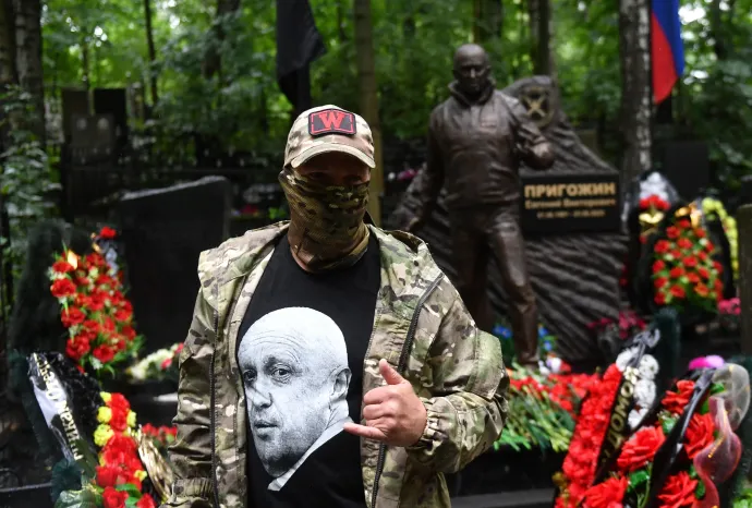 Egy férfi pólóján Jevgenyij Prigozsin képével a Wagner-zsoldoscsoport vezetőjének sírjánál a szentpétervári Porokhovszkoye temetőben – Fotó: Olga Maltseva / AFP