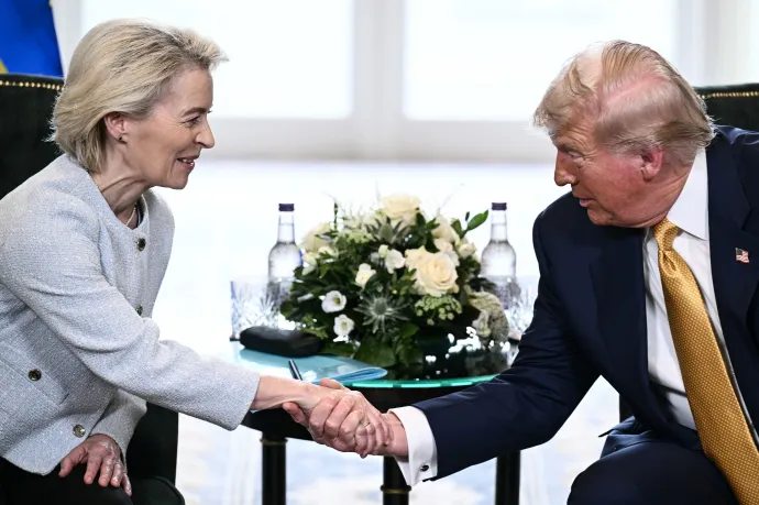Donald Trump amerikai elnök kezet fog Ursula von der Leyen európai bizottsági elnökkel Turnberryben, Skócia délnyugati részén, 2025. július 27-én, egy a vámokról szóló egyeztetést követően – Fotó: Brendan Smialowski / AFP