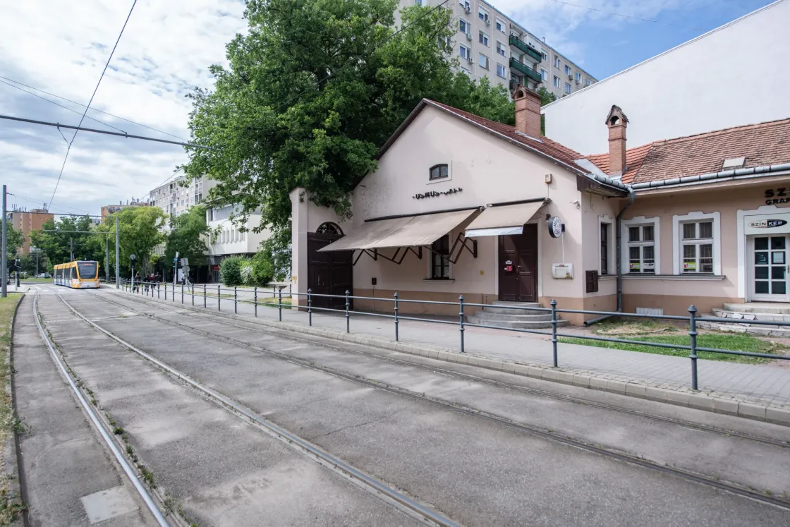 Debrecen belvárosában egy kapu van a járdára építve. Vajon miért?