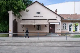 Debrecen belvárosában egy kapu van a járdára építve. Vajon miért?