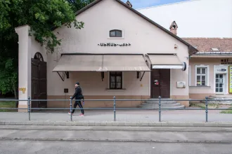 Debrecen belvárosában egy kapu van a járdára építve. Vajon miért?