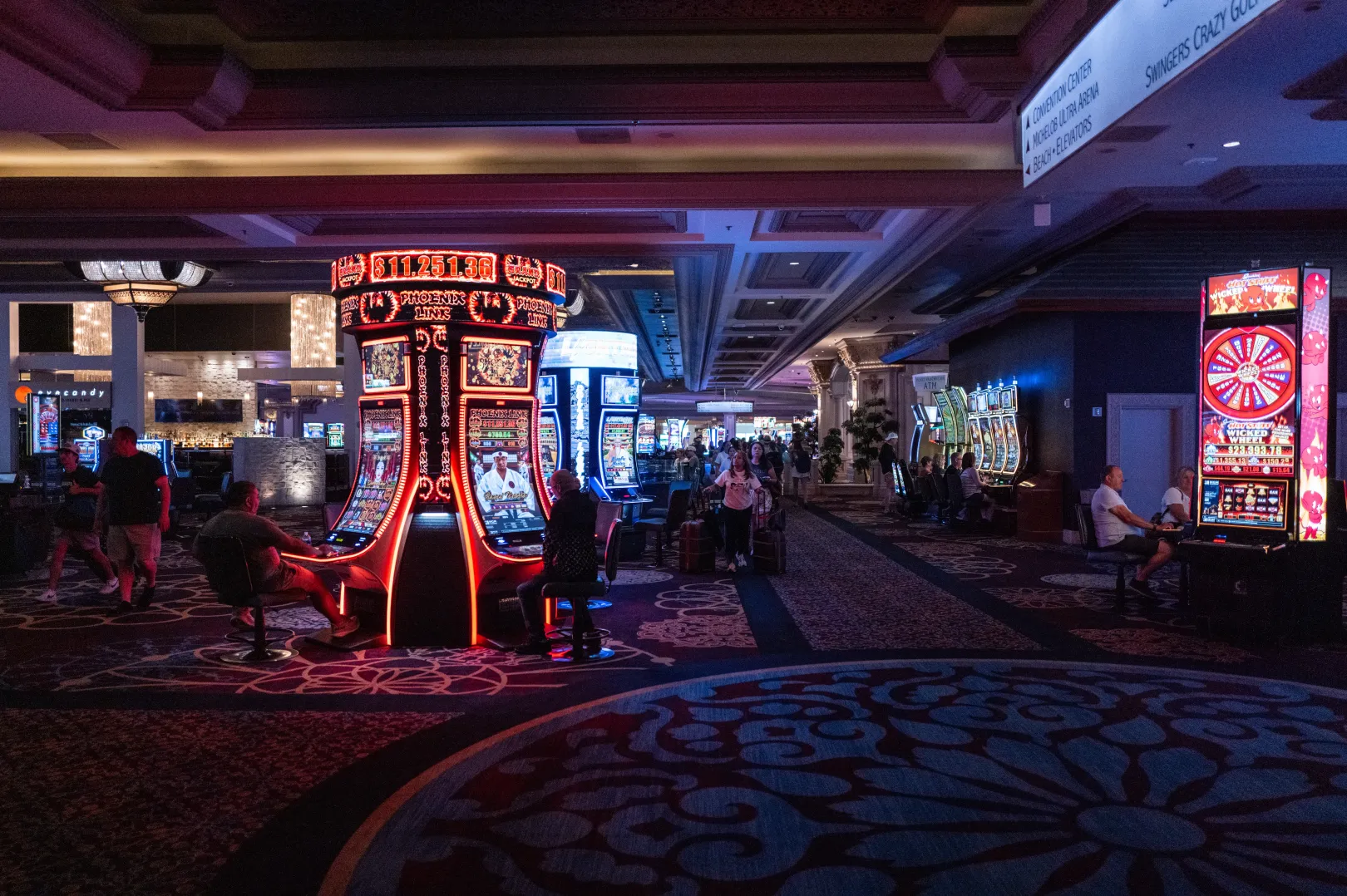 "Nyerőgépek" és a végtelen padlószőnyegek Las Vegas egyik kaszinójában – Fotó: Bődey János / Telex