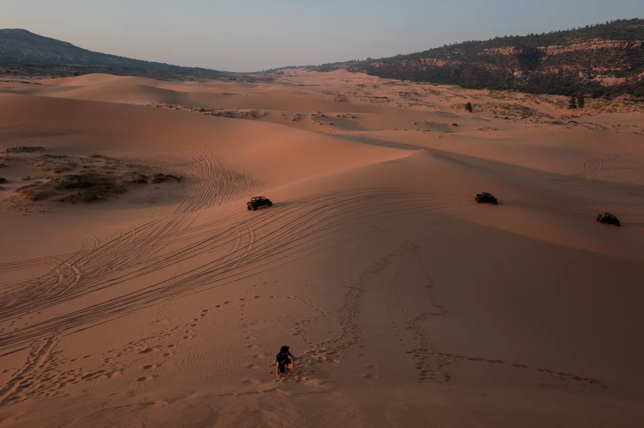 Sand Caves barlangok és a utahi Coral Pink Sand Dunes homokdűnéi – Fotó: Bődey János / Telex