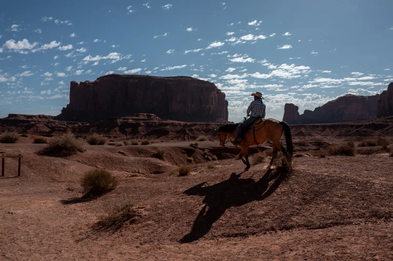 Táblahegyek és sziklatűk a Monument Valley-ben, és az érces hangú indián Marlboro Man – Fotó : Bődey János / Telex
