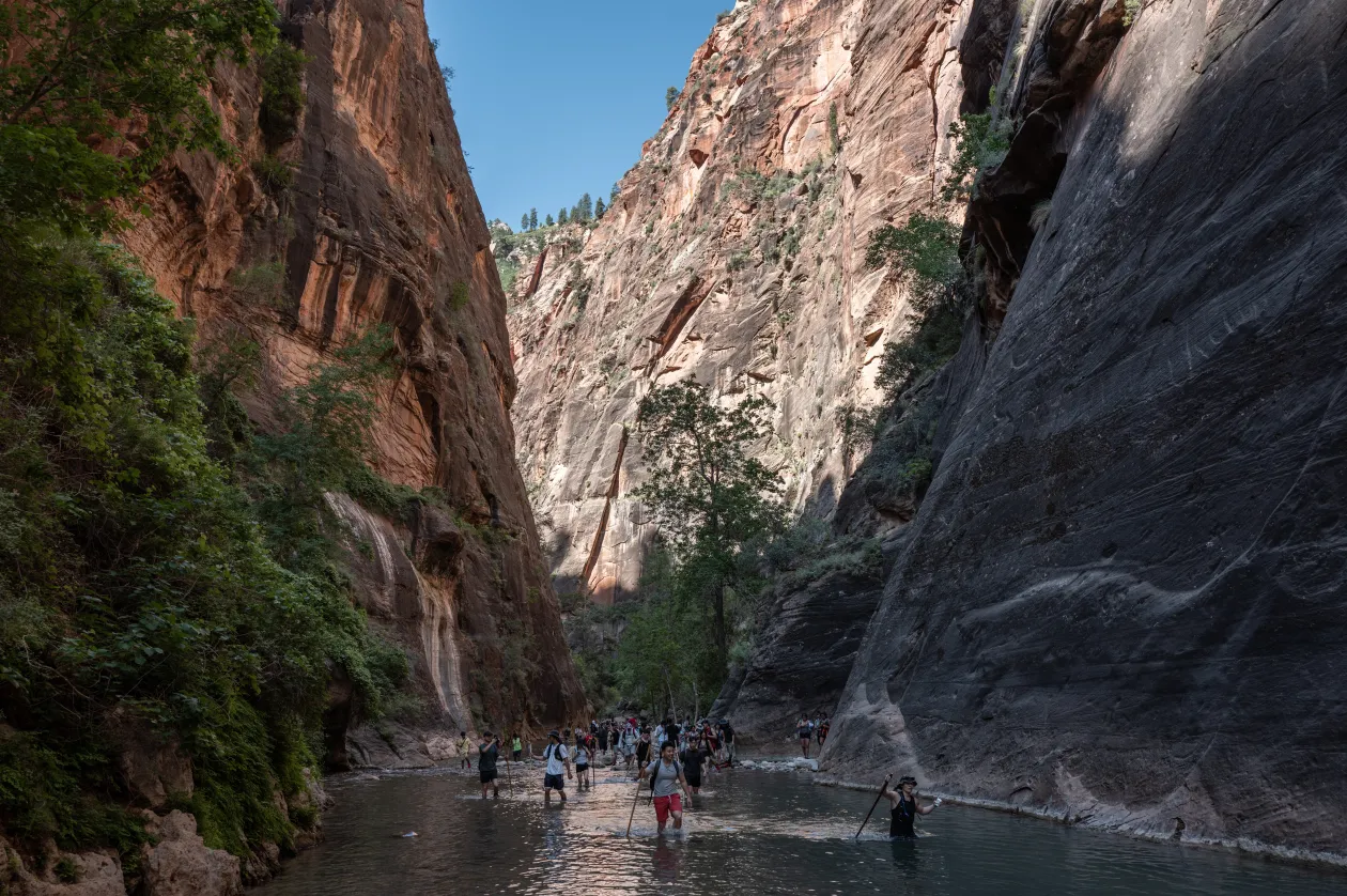 Túrázók a jéghideg Virgin Riverben, a Narrows Trail túraútvonalon és a Három Pátriárka csúcsai – Fotó: Bődey János / Telex