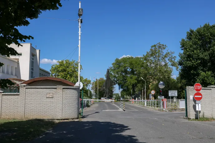 A sorompó a kecskeméti bázis főbejáratánál – Fotó: Melegh Noémi Napsugár / Telex