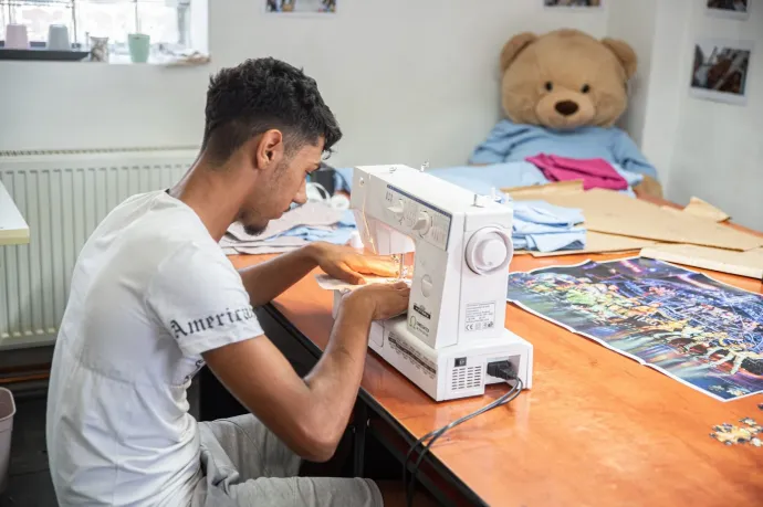 Szociális varroda indult Csíkszeredában, a cél: minél több roma fiatalnak munkahelyet és közösséget teremteni