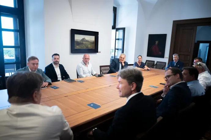 Károly beszivárgott Orbánék digitális polgári köreibe, és megnézte a „honfoglalás” első hónapját