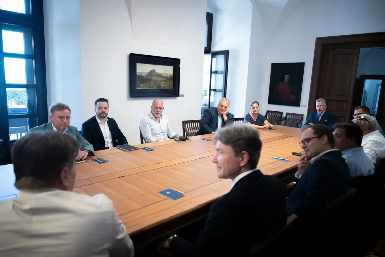 Károly beszivárgott Orbánék digitális polgári köreibe, és megnézte a „honfoglalás” első hónapját