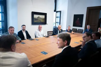 Károly beszivárgott Orbánék digitális polgári köreibe, és megnézte a „honfoglalás” első hónapját
