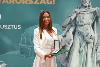 Rubint Réka állami kitüntetést kapott Sulyok Tamástól