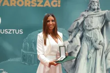 Rubint Réka állami kitüntetést kapott Sulyok Tamástól