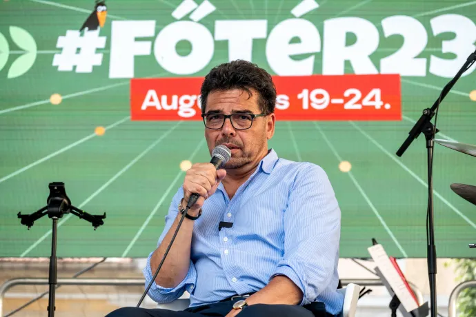 Zsigmond Barna Pált hallgatják – Fotó: Tamás Zsófia / Transtelex