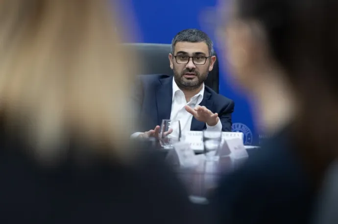 Betiltanák, hogy nyugdíjat és fizetést is kapjanak az állami alkalmazottak