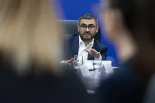 Betiltanák, hogy nyugdíjat és fizetést is kapjanak az állami alkalmazottak
