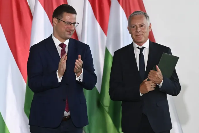 Kálnoky Boris Gregor átveszi a Magyar Érdemrend lovagkereszt kitüntetést Gulyás Gergelytől – Fotó: Máthé Zoltán / MTVA 