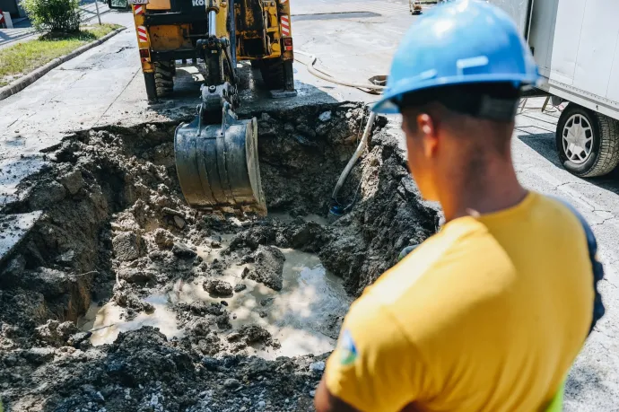 Csőtörés van az Alkotás utcában, érdemes elkerülni a BAH-csomópontot