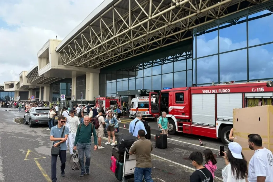 Felgyújtotta a check-int egy férfi a milánói Malpensa reptéren – Forrás: Telex.hu