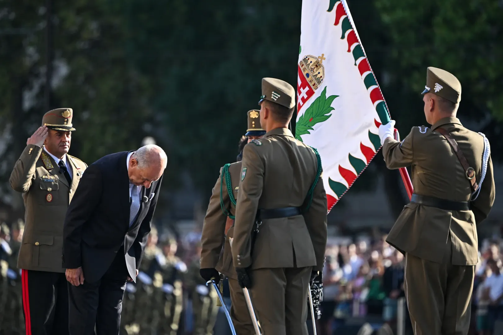 Sulyok Tamás köztársasági elnök és Böröndi Gábor vezérezredes, a Honvéd Vezérkar főnöke a Szent István-napi állami ünnepségen tartott zászlófelvonáson a budapesti Kossuth téren 2025. augusztus 20-án – Fotó: Kisbenedek Attila / AFP