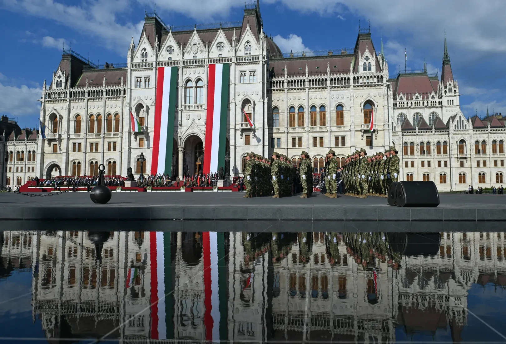 A zászlófelvonást követően katonák esküt tesznek a Szent István-napi állami ünnepségen tartott tisztavatáson – Fotó: Artur Widak / NurPhoto / AFP