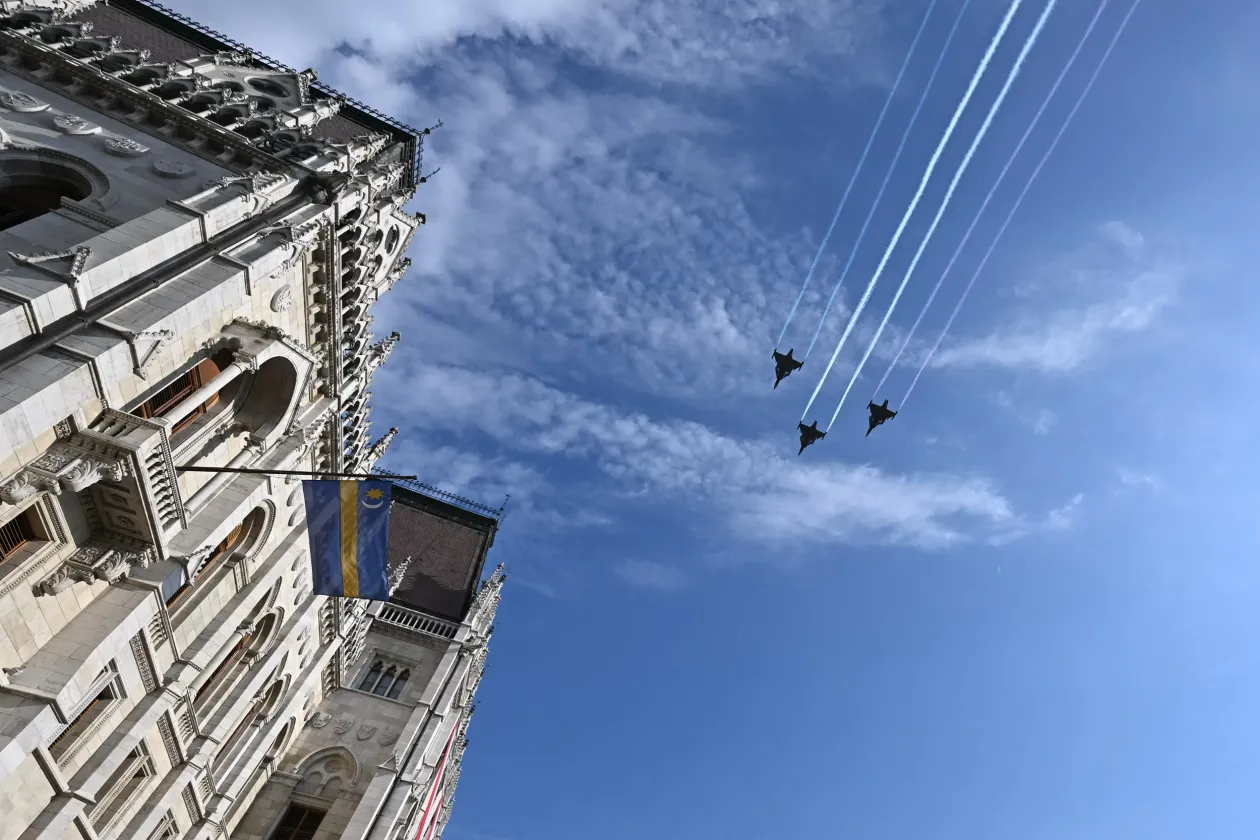 Egy H145M Airbus helikopter és a légierő Gripenei tartanak bemutatót – Fotó: Kisbenedek Attila / AFP
