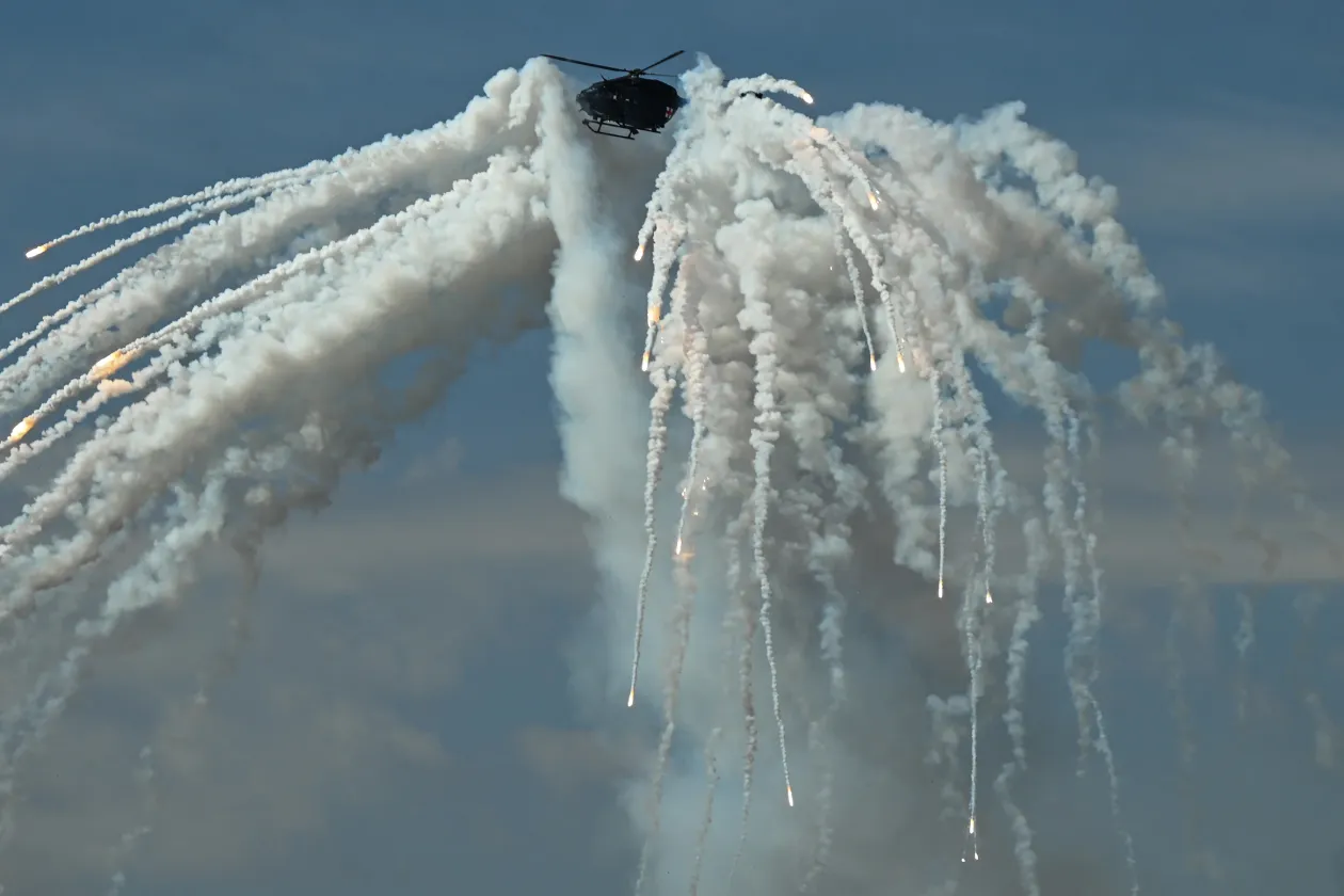 Egy H145M Airbus helikopter és a légierő Gripenei tartanak bemutatót – Fotó: Kisbenedek Attila / AFP