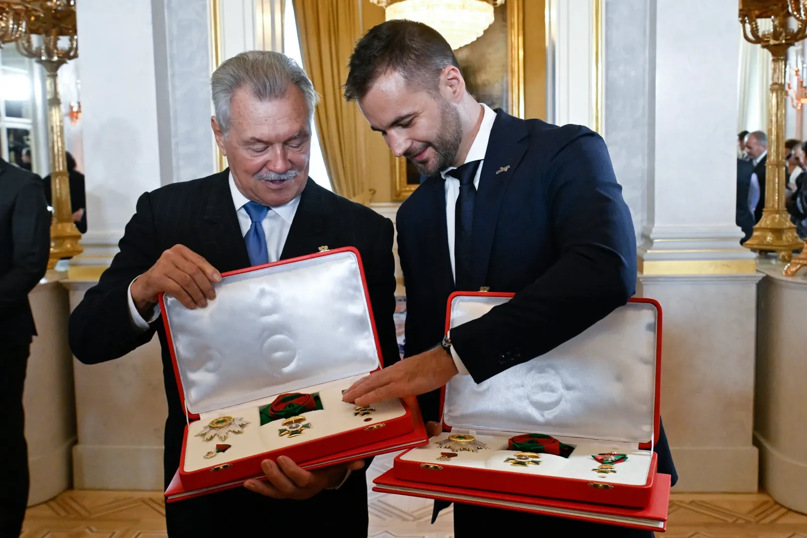 A Magyar Szent István Rend kitüntetéssel elismert Farkas Bertalan, a HUNOR Magyar Űrhajós Program tanácsadója, nyugállományú dandártábornok, vadászpilóta, kutatóűrhajós és Kapu Tibor, a HUNOR Magyar Űrhajós Program kutatóűrhajósa, miután átvették az elismerést Sulyok Tamás köztársasági elnöktől a Sándor-palotában – Fotó: Koszticsák Szilárd / MTI