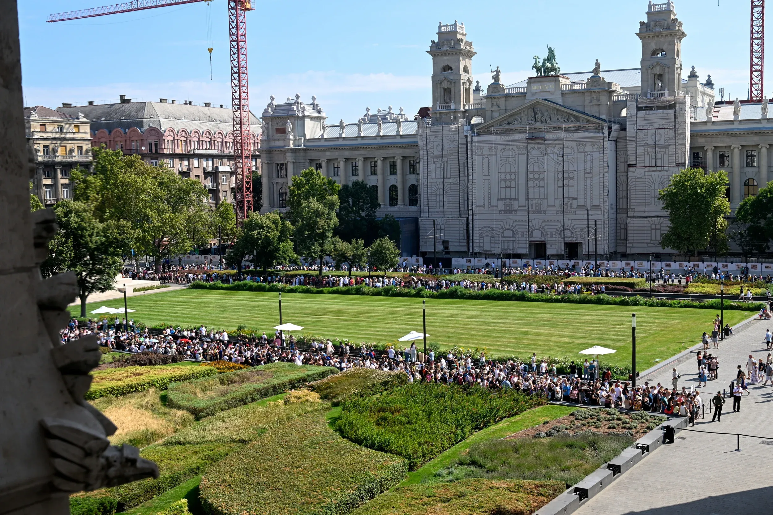 Érdeklődők sorban állnak a nyílt napon az Országház előtt augusztus 20-án, amikor ingyenesen volt megtekinthető a díszlépcsőház, a kupolacsarnok és a Szent Korona – Fotó: Máthé Zoltán / MTI