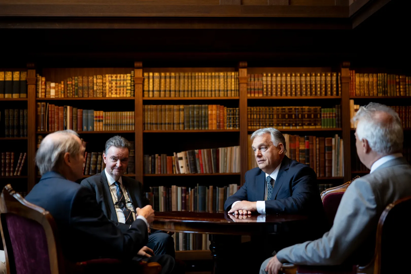 Orbán Viktor Duarte Piót, Braganza hercegét fogadta a Karmelita kolostorban 2025. augusztus 20-án. Jobbról Semjén Zsolt miniszterelnök-helyettes, a kormányfő mellett Habsburg György, Magyarország leendő madridi nagykövete – Fotó: Fischer Zoltán / Miniszterelnöki Kommunikációs / MTI