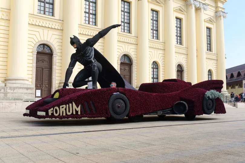 Batman és a Magyar Posta különítménye a debreceni virágkarnevál felvonulására készülve – Fotó: Oláh Tamás / MTi
