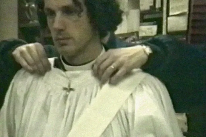 Szeméremsértés, pénzszórás Robert De Niro papruhájára: bűnösnek találták egy angliai mozgalom volt papját