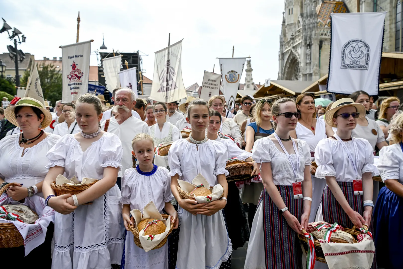 Résztvevők a Mesterségek ünnepén rendezett kenyéráldáson a Budai Várban – Fotó: Purger Tamás / MTI