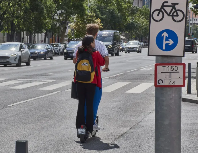 Ketten közlekednek egy bérelhető elektromos rolleren Budapest belvárosában, a Bajcsy-Zsilinszky úti buszsávban – Fotó: Róka László / MTI bizományosi