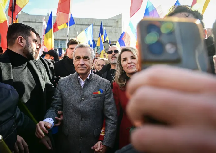 Călin Georgescu elnökjelölt és felesége támogatói között, a Tineretului parkban megrendezett, A nagy nemzeti egység felvonulás elnevezésű rendezvényen, Bukarestben, 2025. január 24-én – Fotó: Daniel Mihalescu / AFP
