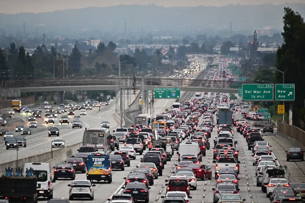 A fejlett vezetéstámogató rendszereken is kifog, ha valaki bevág elénk a Los Angeles-i dugóban