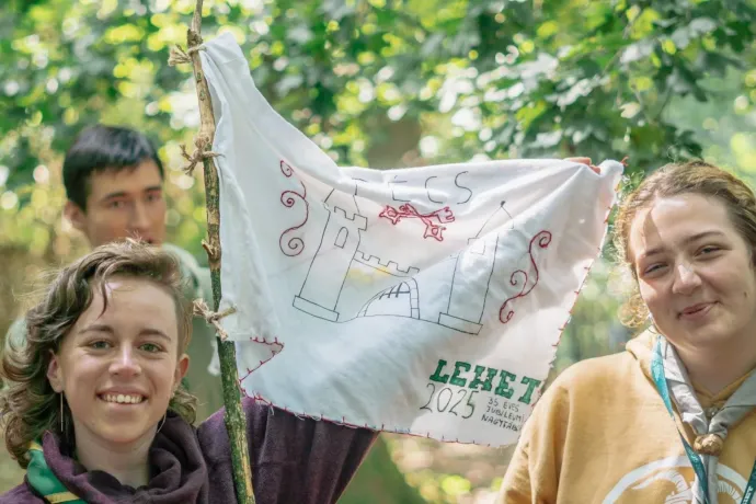 A LEHET cserkésztáborban a hazafias díszlet mögött közösségi túlélőtréning és empátiagyakorlat zajlik
