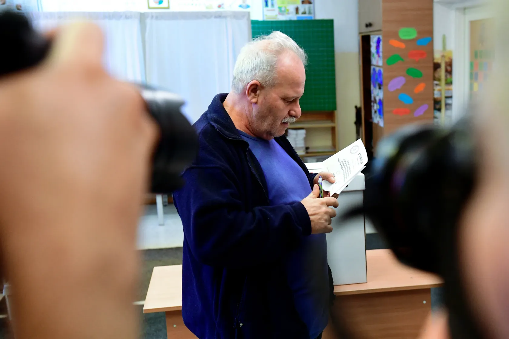 A nyugdíjfinanszírozás rovására segítené a kormány a bérek emelését