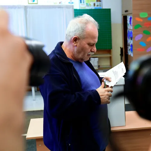 A nyugdíjfinanszírozás rovására segítené a kormány a bérek emelését