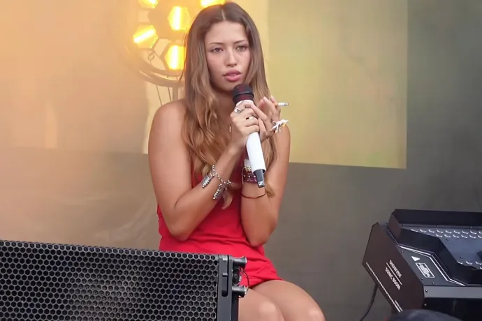 Ajsa Luna augusztus 20-án a színpadon ülve, cigivel a kezében énekelte el a Himnuszt, a kormánysajtó rögtön rászállt